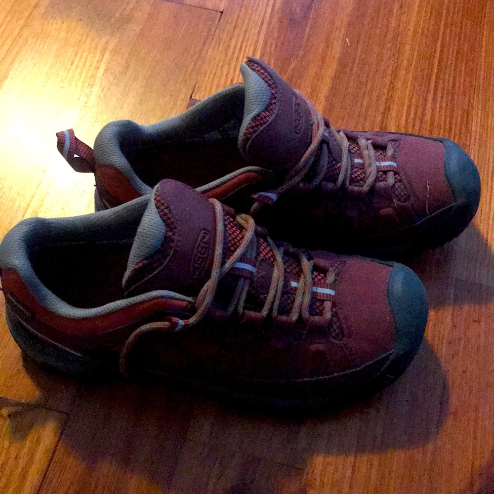 KEEN hiking shoes never worn